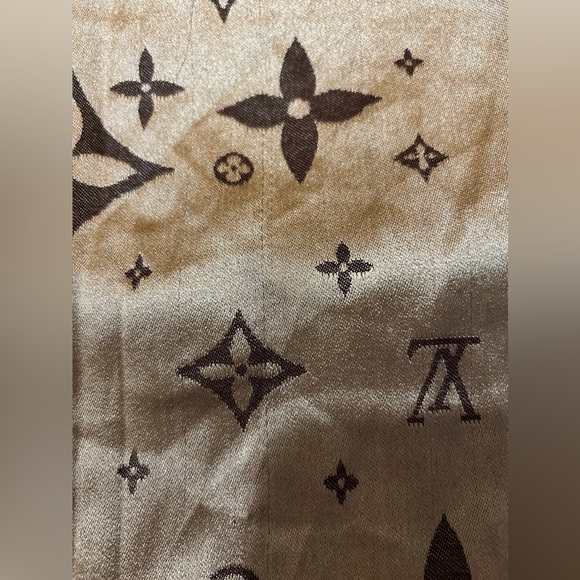 Authentic Louis Vuitton silk scarf. Beautifuliful! - Picture 7 of 15